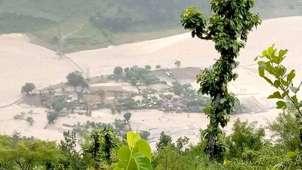 बैतडीको ढुंगाड बस्तीमा सेतीको बाढी पस्यो : करिब ६० जना उद्धारको पर्खाइमा