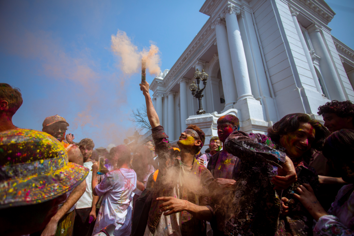 होलीमा गुञ्जिरहेका छन् पुरानै गीत