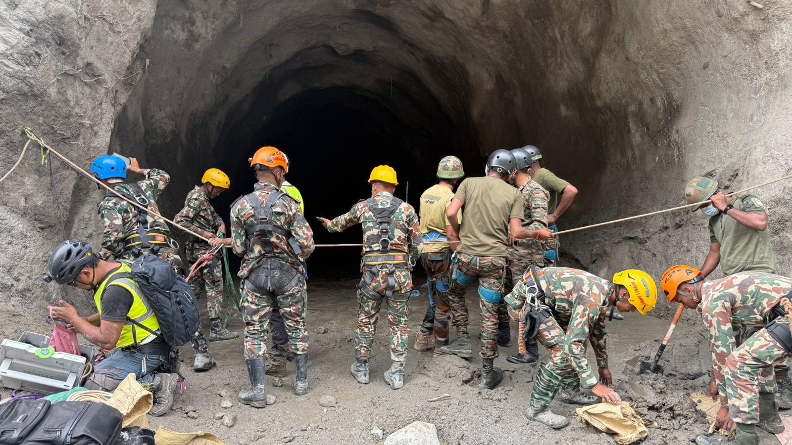 सुरुङभित्र खोजी तीव्र, वैकल्पिक मार्ग खोलिँदै
