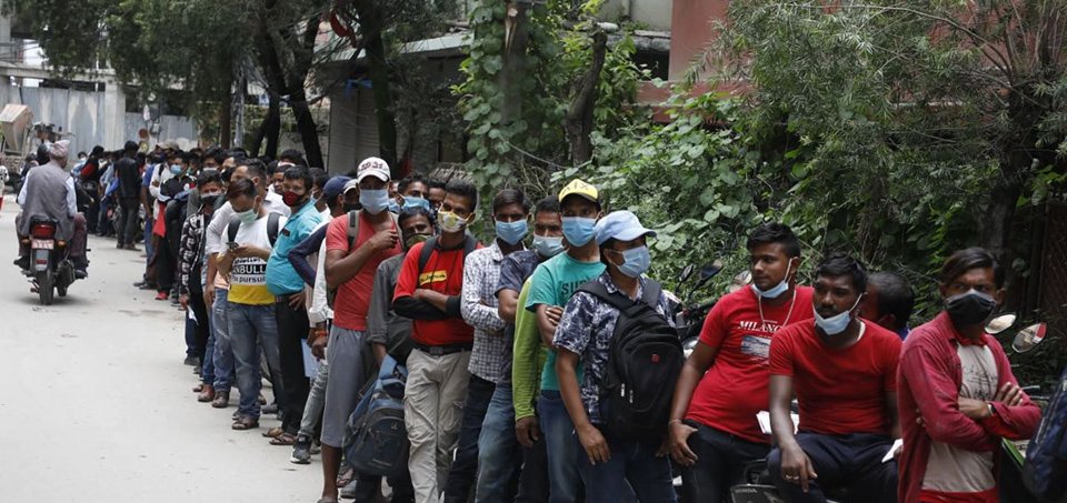 कोरोना खोप अभियान : खोप केन्द्रमै छैन स्वास्थ्य मापदण्ड