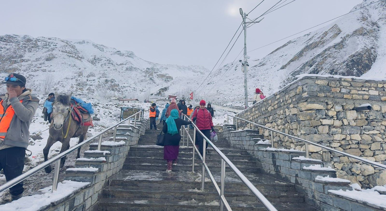 मुक्तिनाथ मन्दिर परिसरमा हिमपात, पर्यटक उत्साहित