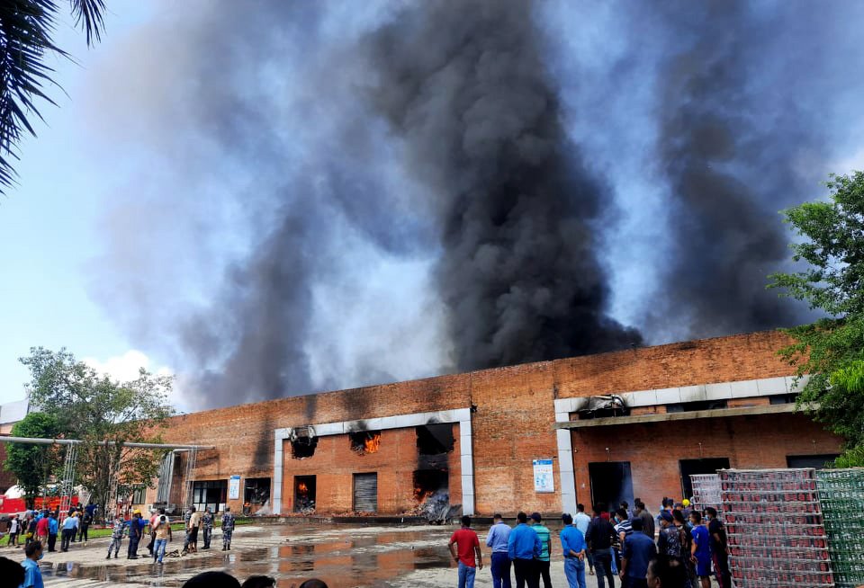 बियर कारखानामा आगलागी, चार दमकल प्रयाेग, पुरानाे भवन भत्काइँदै