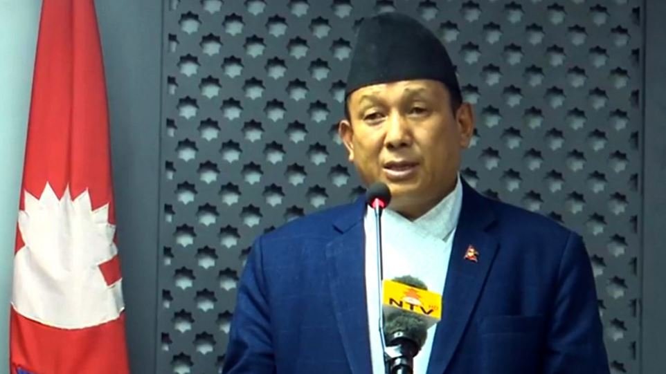 सरकारी सेवा लाइनबाट होइन, अनलाइनबाट उपलब्ध गराइनुपर्छ: सञ्चारमन्त्री गुरुङ