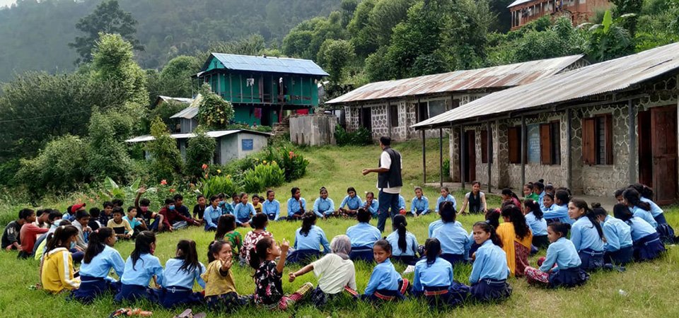 विद्यालय जान पाएपछि विद्यार्थी खुुसी